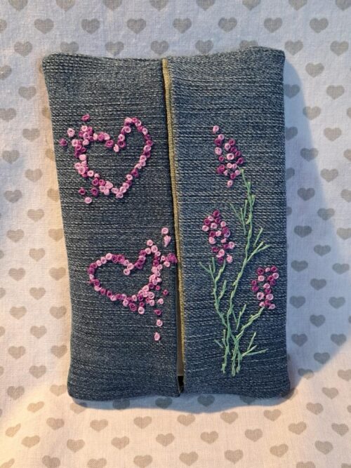 Taschentuchtasche von Herzen Lavendel auf Jeansstoff handgestickt
