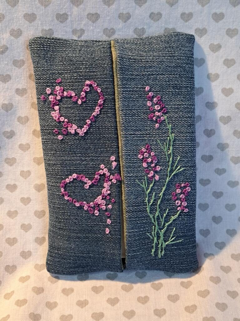 Taschentuchtasche von Herzen Lavendel auf Jeansstoff handgestickt