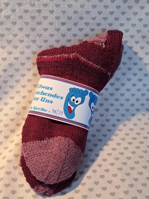 rot gestreifte Socke. Handgestrickt