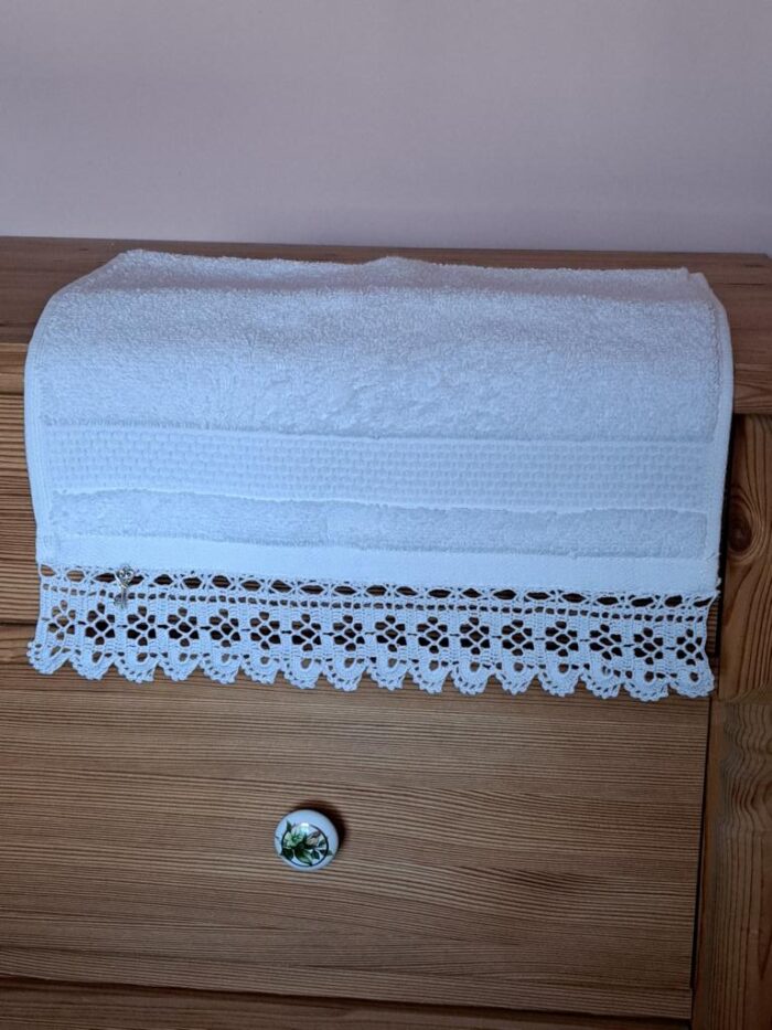 Gästehandtuch Spitze über Spitze von mir per Hand gehäkelte weiße Filetspitze mit einem Schlüsselcharms als Zierde