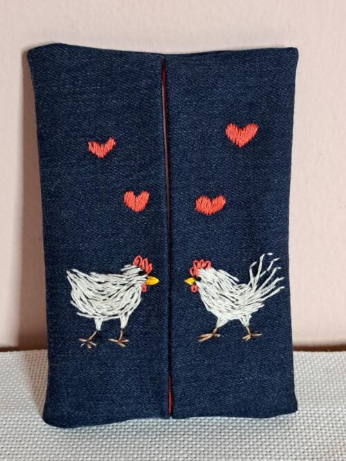 Taschentuchtasche Hühnerliebe gestickt auf Jeansstoff