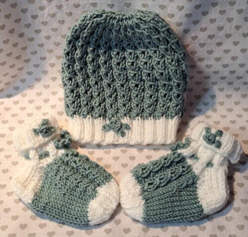 Babyset grün-weiß, von mir per Hand gestrickt mit weicher Babywolle