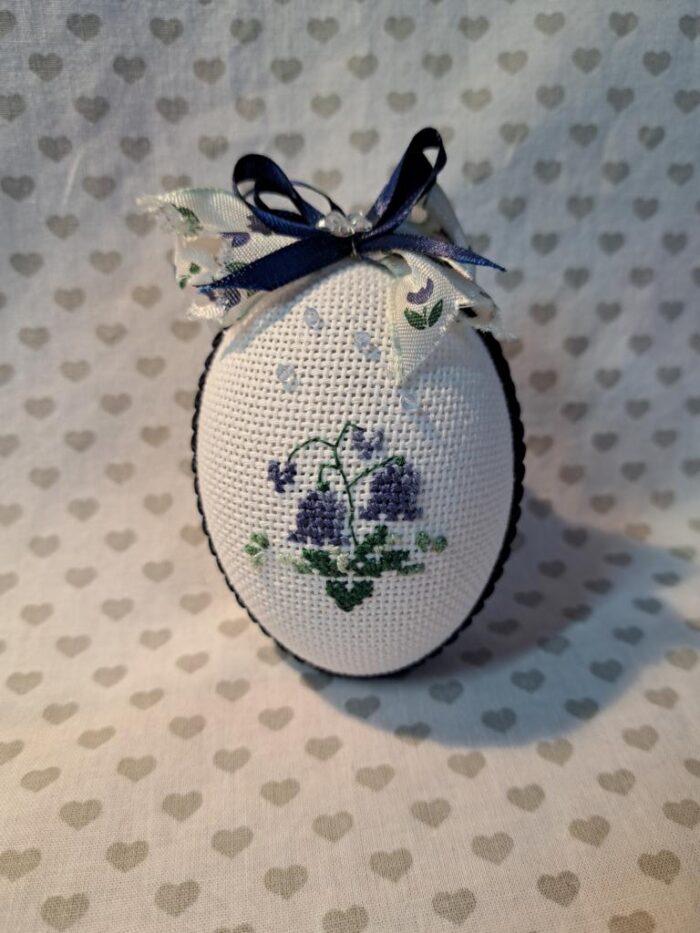 Osterei Glockenblume von mir per Hand bestickt