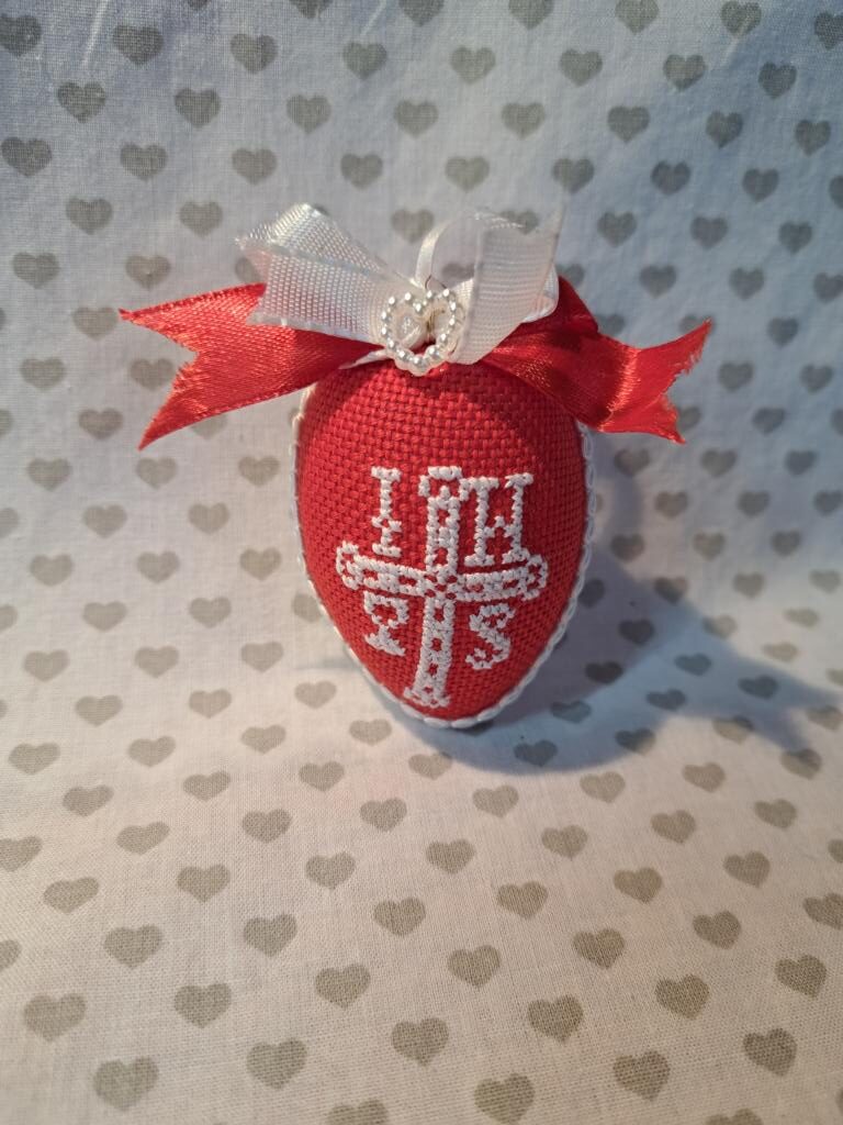 Osterei rot IHS von mir per Hand bestickt