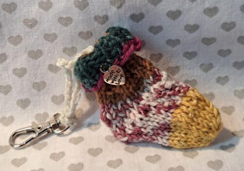 Schlüsselanhänger Mini-Söckli, handgestrickt mit Charms
