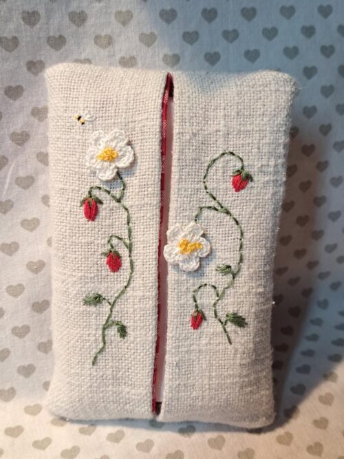 Taschetuchtasche Erdbeerzeit handbestickt auf altem Bauernleinen