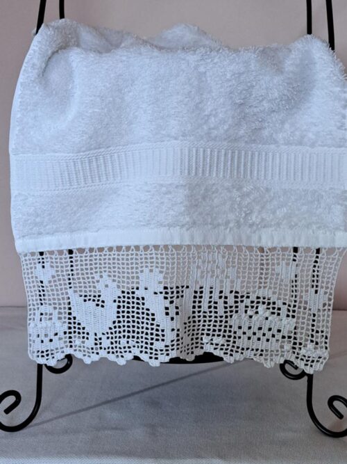 Gästehandtuch Hahn und Henne. Filethäkelei mit feinem Garn