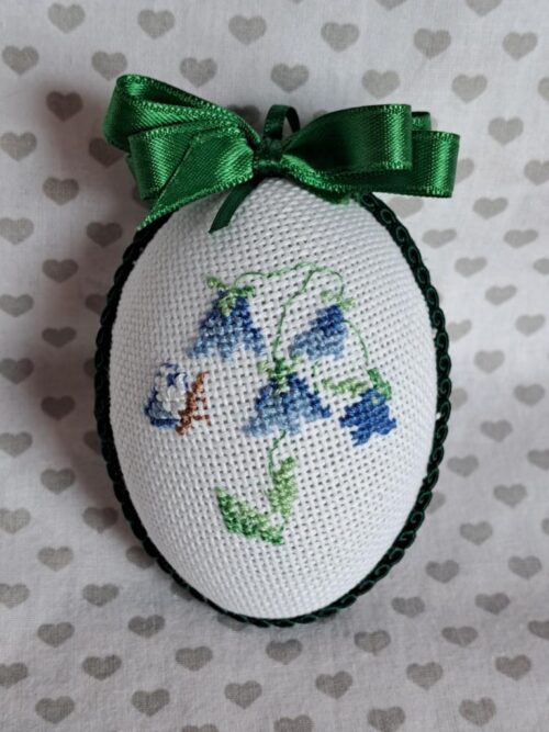 Osterei Schmetterlinganflug im Kreuzstich handgestickt