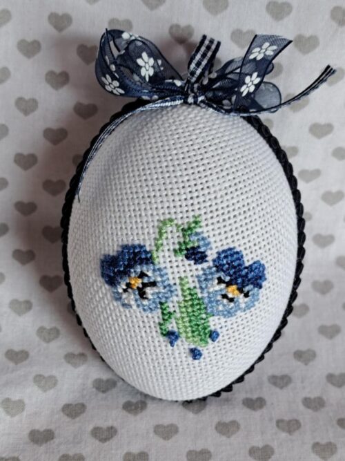 Osterei Stiefmuetterchen in wunderschönem blau bestickt