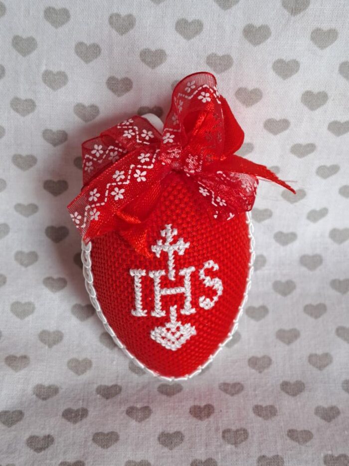 Osterei IHS rot handgestickt