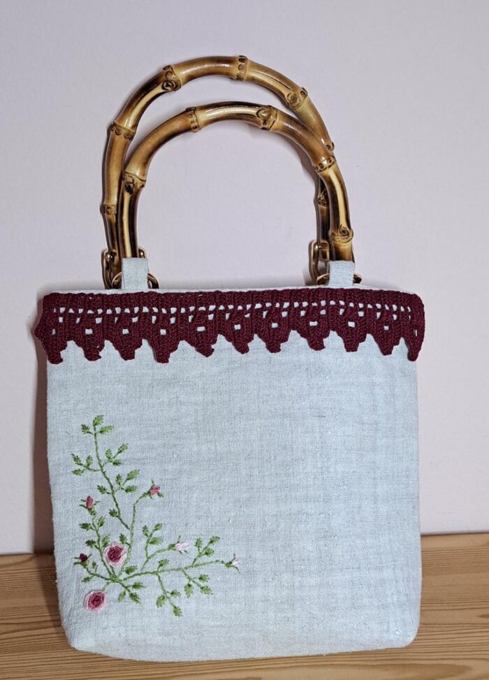 Handtasche Rosentrau, handgestickt auf altem Bauernleinen