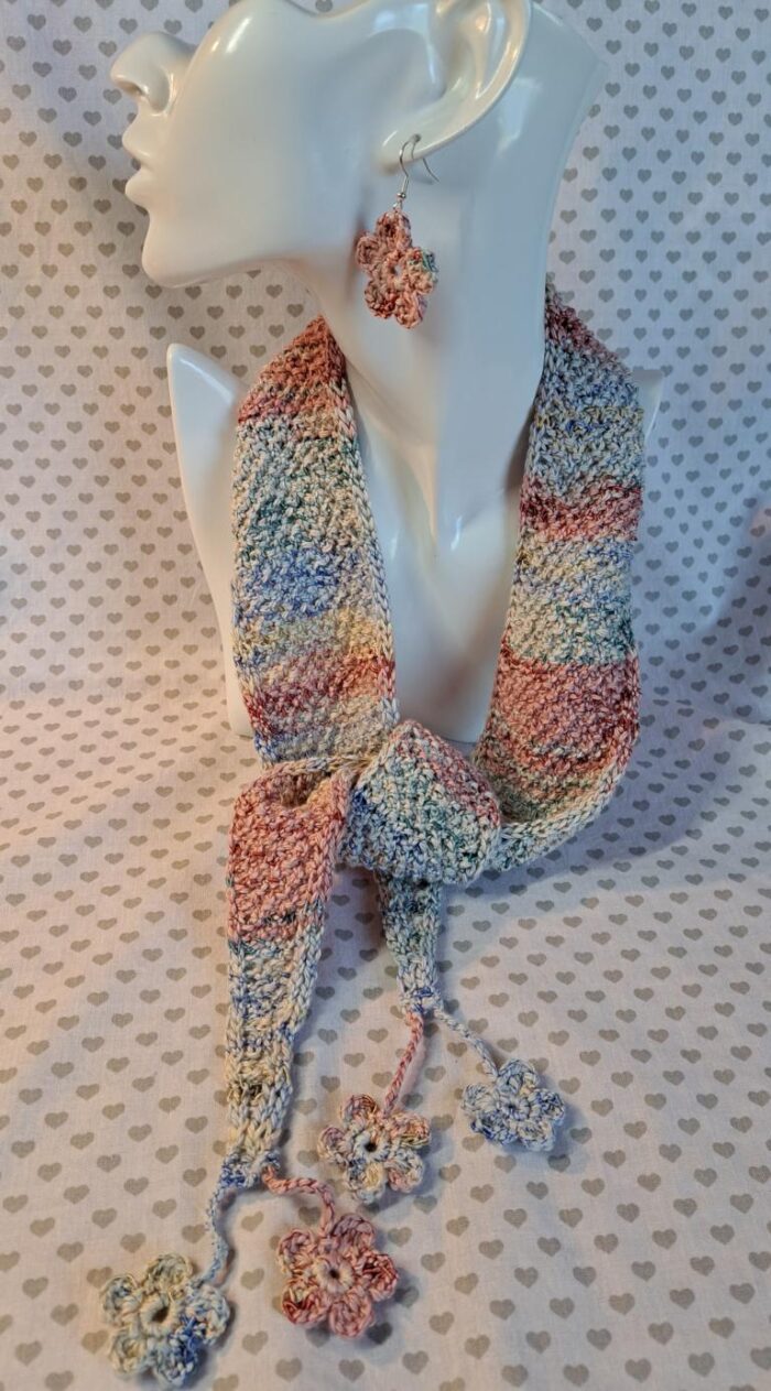 Frühlingsschal rosablau handgestrickt mit Häkelblümchen