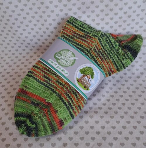 Socke Grünling handgestrickt mit zwei Sockenwollen